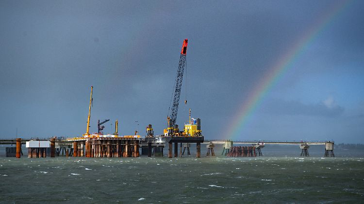 Am neuen LNG-Terminal in Wilhelmshaven soll noch in diesem Winter ein Schiff anlegen, das als schwimmender Gasspeicher fungiert.