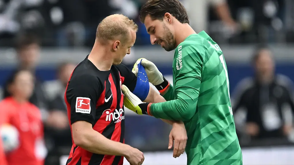 Frankfurts-Torwart-Kevin-Trapp-r-uebergibt-die-Kapitaensbinde-an-Sebastian-Rode