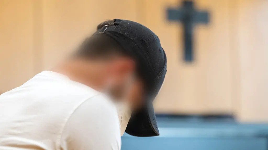 Der-Angeklagte-sitzt-im-Verhandlungssaal-des-Amtsgerichts