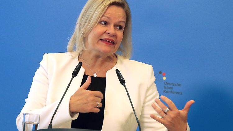 Faeser sagte, sie wolle "die staatliche Entsendung von Imamen nach Deutschland schrittweise reduzieren, mit dem Ziel, sie zu beenden".