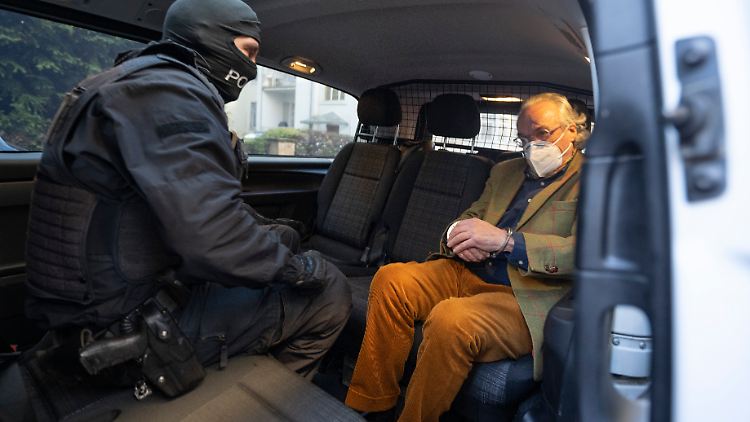 Heinrich XIII. Prinz Reuß wird am Morgen festgenommen. Die Presse ist in Frankfurt dabei.