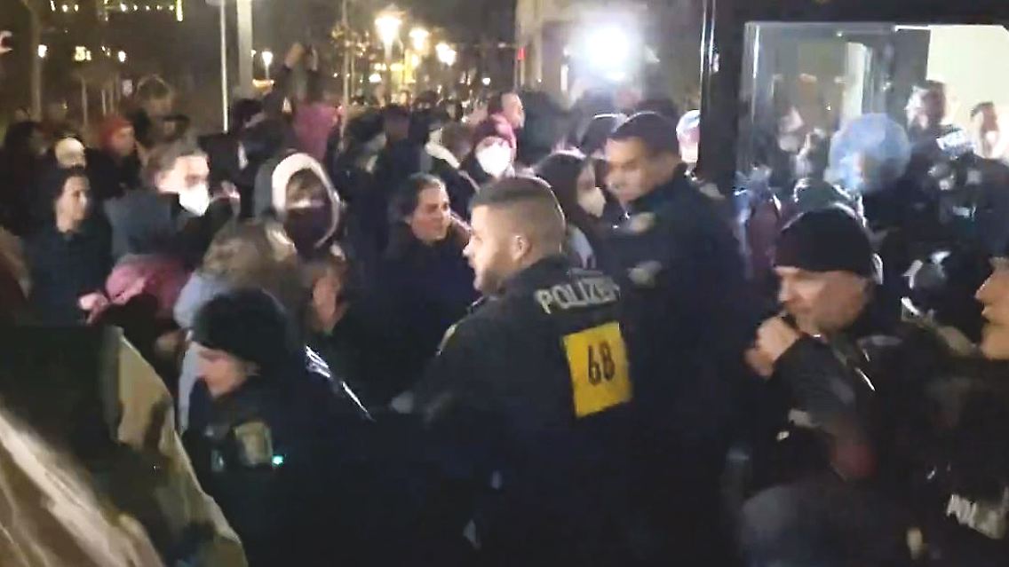 Frankfurt_Polizei_Aktivisten.JPG