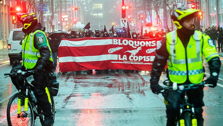 Umweltaktivisten demonstrieren in Montreal gegen das internationale Großevent.