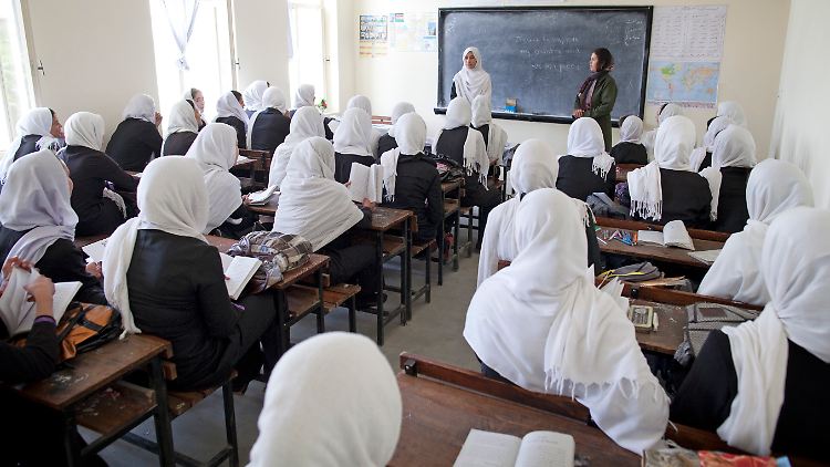 Im März kündigten die Taliban die Öffnung der höheren Mädchenschulen an, schlossen sie aber am selben Tag wieder.