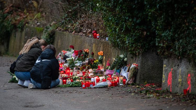 Mitschülerinnen knien am Ort der Messerattacke.