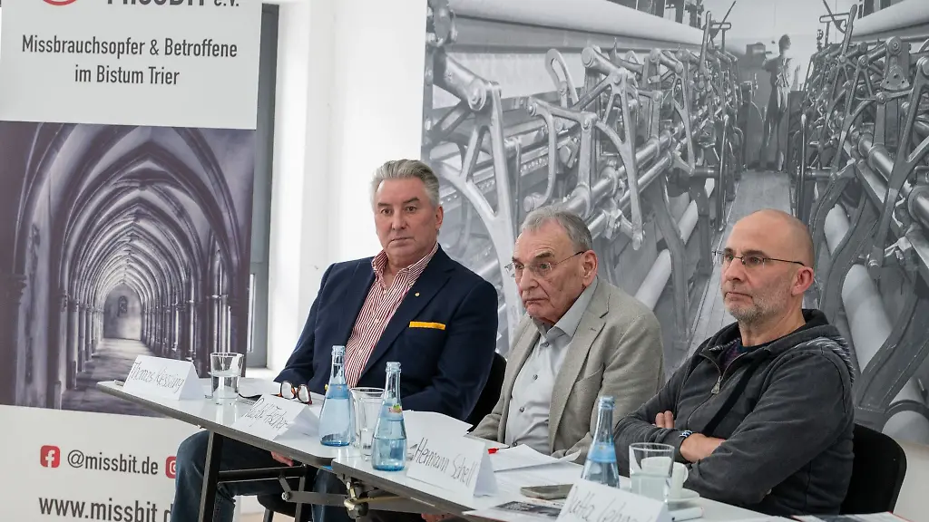 Thomas-Kiessling-l-r-Missbrauchsopfer-eines-mittlerweile-verstorbenen-Trierer-Geistlichen-sitzt-auf-einer-Pressekonferenz-des-Vereins-MissBiT-neben-Justiziar-Rudolf-Fischer-und-dem-Vereinsvorsitzenden-Hermann-Schell