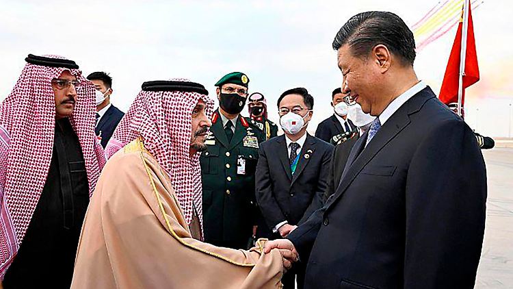 Cinas Präsident Xi schüttelt Prinz Faisal bin Bandar Al Saud, Gouverneur von Riad, nach seiner Ankunft die Hand.