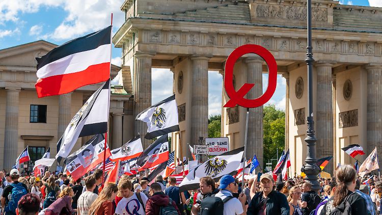 Dass es eine Verbindung gibt zwischen "Reichsbürgern" und QAnon-Gläubigen, war bereits auf manch einer Corona-Demo zu sehen - hier am 29. August 2020 in Berlin. Einzelne versuchten am Abend dieses Tages, den Reichstag zu stürmen.
