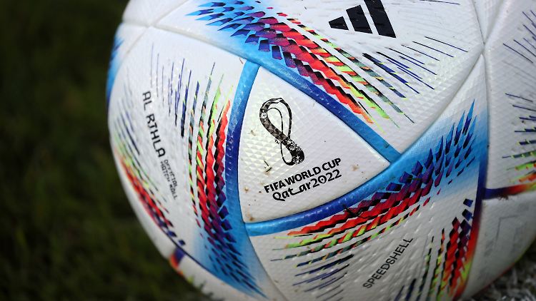 Der offizielle Spielball der WM mit dem Logo des Turniers in Katar.