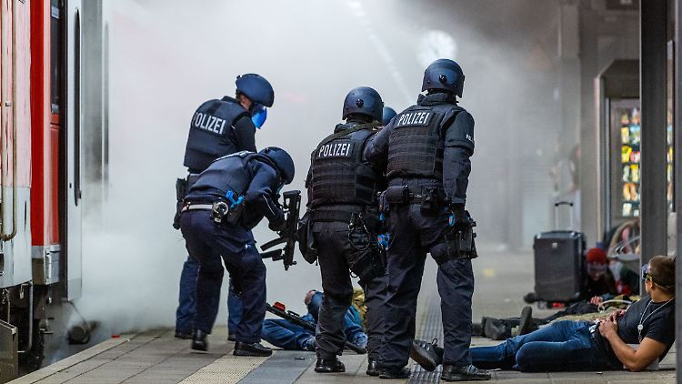 Terrorübung am Rostocker Hauptbahnhof 2021 - nur eines von zahlreichen denkbaren Gefahrenszenarien für die Bevölkerung.
