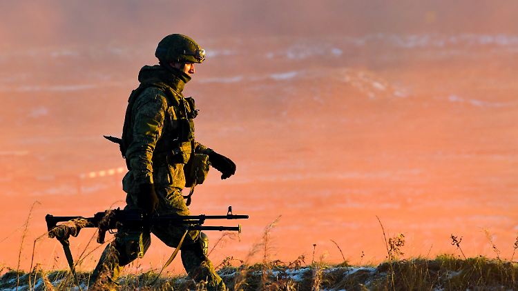 Von der Leyen nannte auch neue Exportbeschränkungen für Güter, die sowohl für zivile als auch für militärische Zwecke genutzt werden können. 