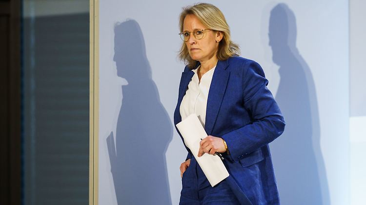 Hopfen hatte im Januar vom langjährigen DFL-Chef Christian Seifert übernommen.