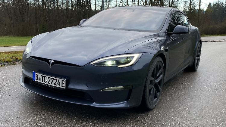 Vor allem in dezenter Lackierung wirkt das Tesla Model S unscheinbar.