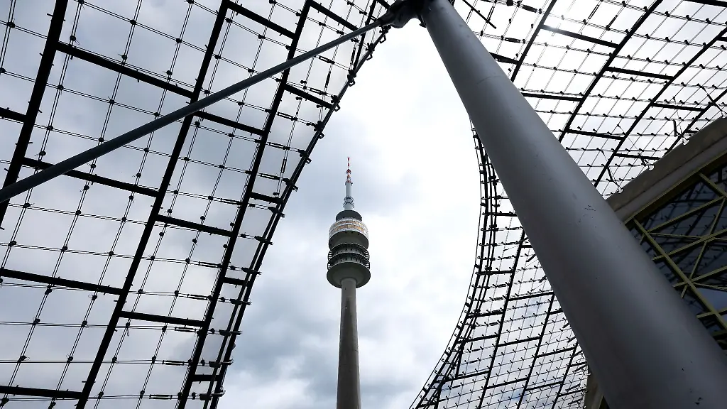 Der-Olympiaturm-ist-zwischen-dem-Zeltdach-im-Olympiapark-zu-sehen