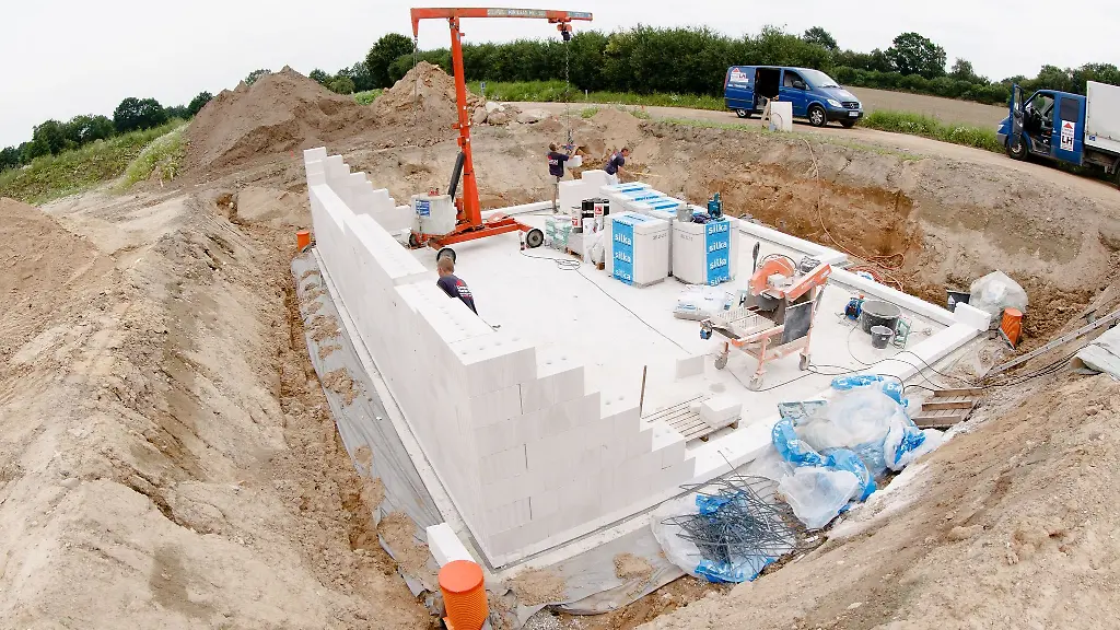 Vor-dem-Kellerbau-steht-der-Erdaushub-Foerdert-der-Bagger-Altlasten-zutage-kann-es-fuer-Eigentuemer-teuer-werden