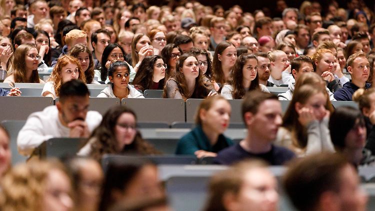 Erstsemester-Begrüßung in Köln: Die Zahl der BAFÖG-Empfängerinnen und -Empfänger war viele Jahre lang rückläufig.