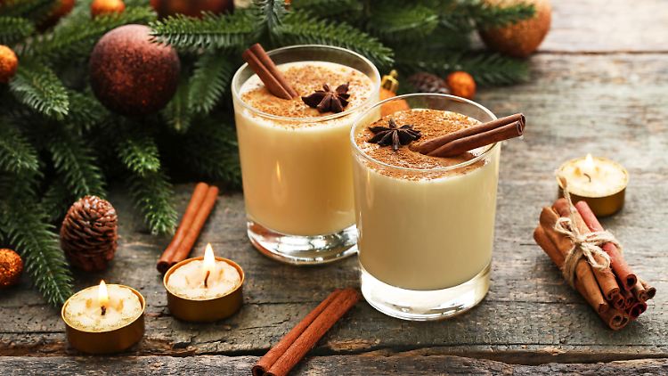 Zu den leckersten Weihnachtslikören 2022 gehört unter anderem ein cremiger Eierlikör, aber auch Schnaps mit Vanillekipferl-Aroma.