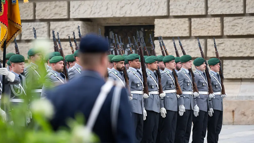 Rund-30-junge-Rekruten-des-Wachbataillons-beim-Bundesverteidigungsministerium-haben-vor-dem-Berliner-Abgeordnetenhaus-ihren-Diensteid-abgelegt