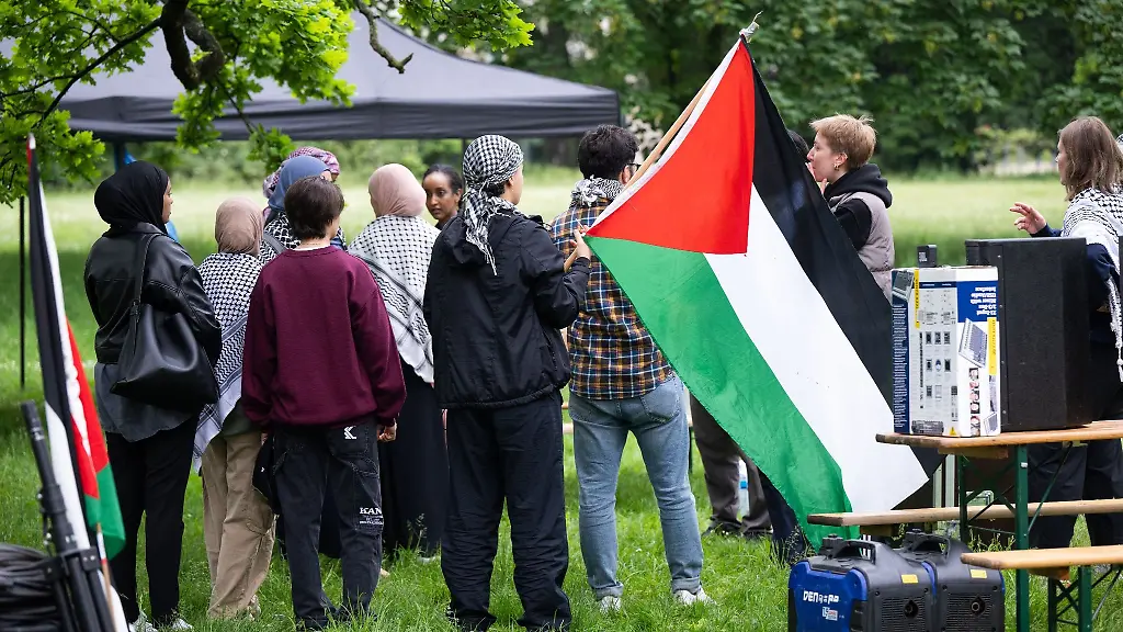 Teilnehmer-bauen-ein-propalaestinensisches-Protestcamp-auf-dem-Campus-der-Goethe-Universitaet-auf