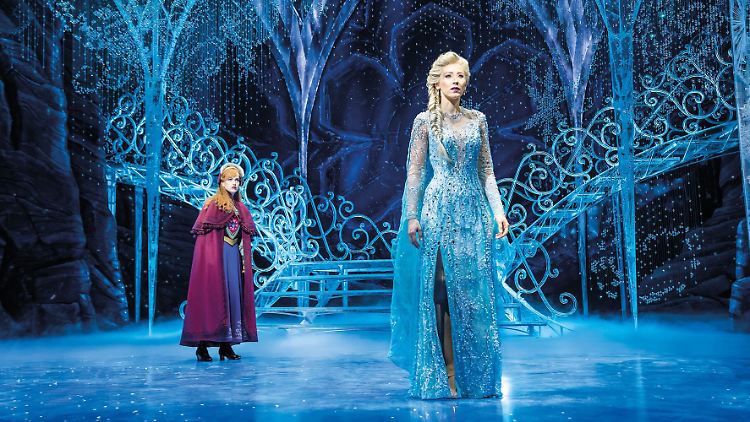 Anna (in Rot) und Elsa (in Blau) im Eispalast: Das Musical "Die Eiskönigin" ist für Disney-Fans das perfekte Weihnachtsgeschenk.
