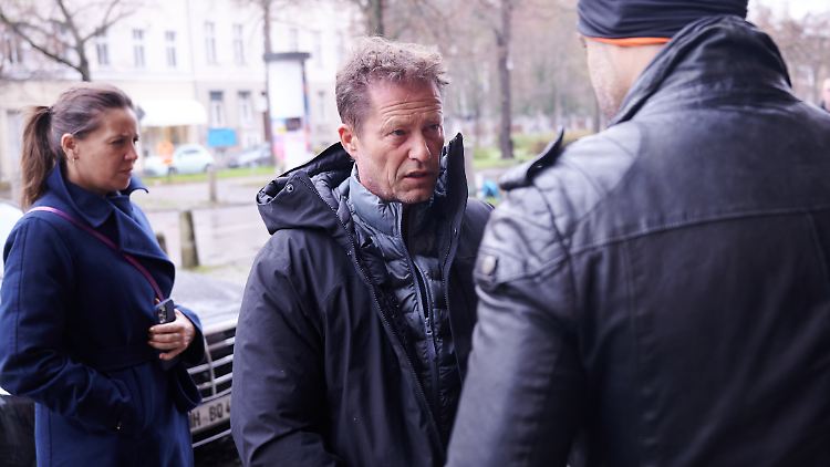In der Schönhauser Allee in Berlin trauern unter anderem Til und Dana Schweiger für Schaller, der 1969 in Bamberg geboren wurde und im Alter von 53 Jahren starb.