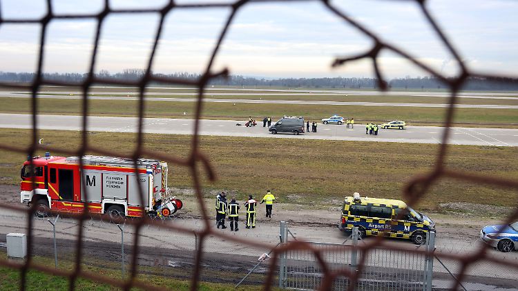 In München wurde laut einem Sprecher des Flughafens die Start- und Landebahn zeitweise gesperrt,
