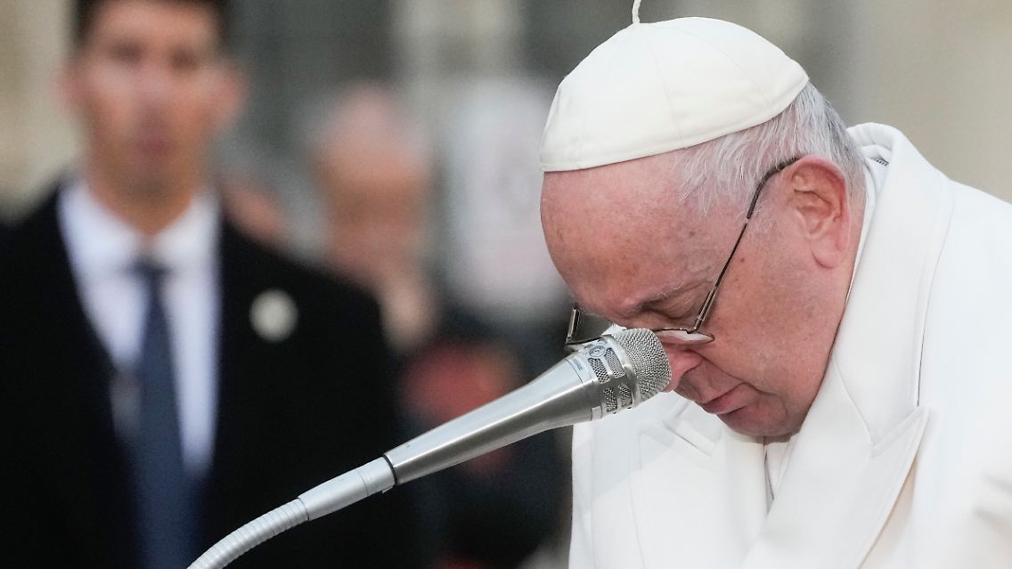 Der Papst ist sichtlich bewegt bei seinem Gebet.