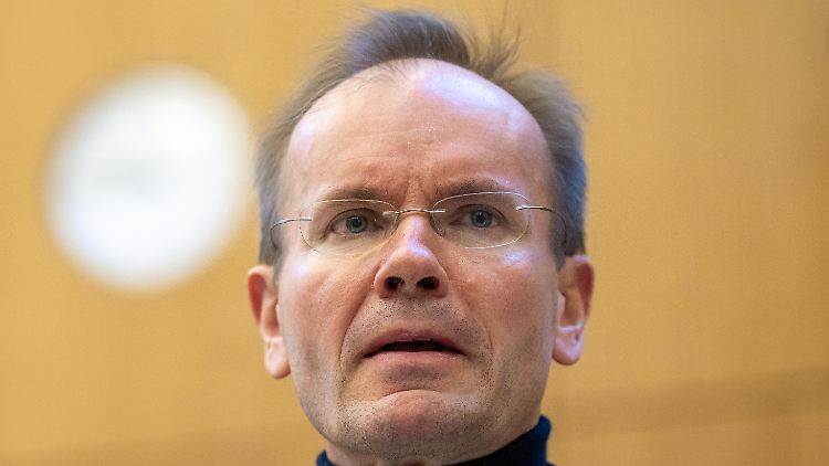 Braun wird aus seiner Zelle direkt in den Gerichtssaal in der JVA München -Stadelheim gebracht.