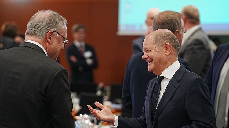 Nach Streit um die Finanzen ist der Knoten jetzt wohl geplatzt: Das Deutschlandticket kommt, verspricht Scholz nach dem Bund-Länder-Gipfel. 
