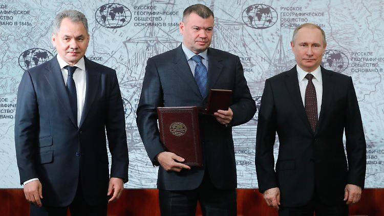 Andrej Bokarew zusammen mit Kremlchef Wladimir Putin (r.) und Verteidigungsminister Sergei Schoigu. 