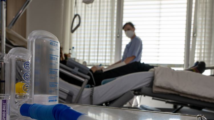 "Die Anzahl der Krankenhauseinweisungen mit schwerer akuter Atemwegsinfektion liegt insgesamt auf einem hohen Niveau", meldet das RKI. 