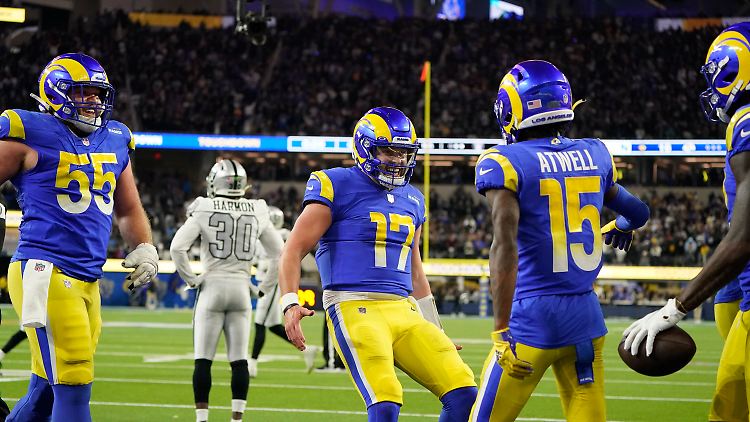Baker Mayfield (Nummer 17) darf sich für ein herausragendes Debüt bei den Rams feiern lassen.