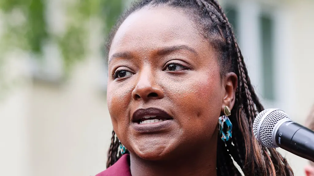 Aminata-Toure-Buendnis-90-Die-Gruenen-Ministerin-fuer-Soziales-spricht-waehrend-einer-Demonstration-vor-dem-Landtag