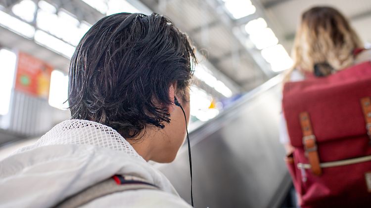 Statt In-Ear-Kopfhörer sollten aufliegende Modelle gekauft werden, die auch über Noise-Cancelling verfügen, empfiehlt die WHO.