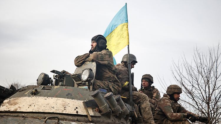 Ukrainische Soldaten auf dem Weg zur Front