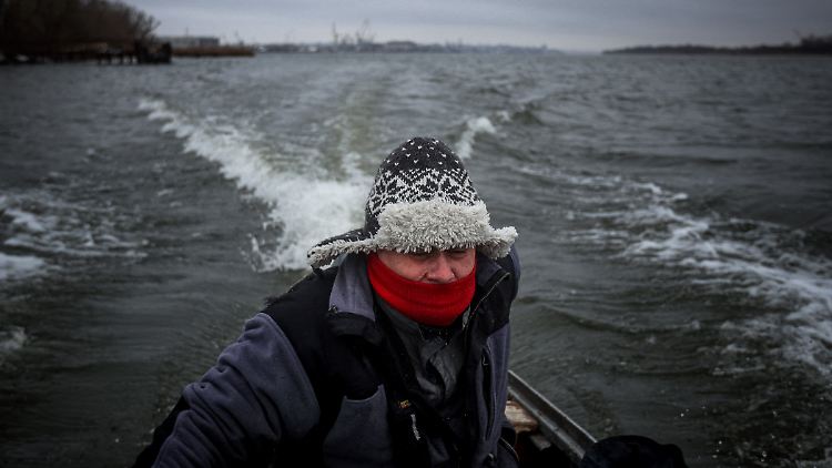 Oleksij Kowbasjuk riskiert sein Leben, um die Bewohner der Potemkin-Insel im Dnipro zu retten.
