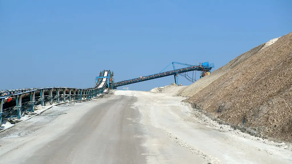 Ein-Foerderband-von-K-S-Minerals-and-Agriculture-fuehrt-auf-eine-Abraumhalde-Das-Unternehmen-hat-weitere-600-000-Euro-Landesfoerderung-erhalten