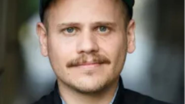 Tobias Ginsburg ist Autor und Regisseur. 2021 erschien sein Buch "Die Reise ins Reich".