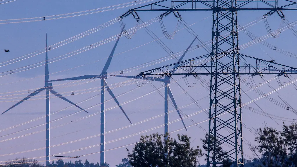 Elektromasten-sind-in-der-Naehe-einer-Umspannstation-in-Schwerin-zu-sehen