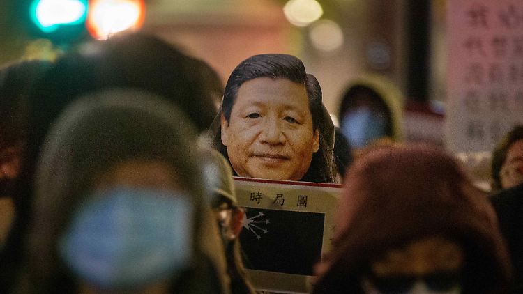 Ein Demonstrant trägt in England eine Maske des chinesischen Staatschefs - doch Proteste gegen Xi Jinping gibt es inzwischen auch in China.