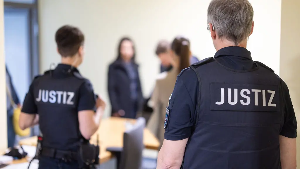 Justizbeamte-fuehren-vor-dem-Prozess-nach-dem-toedlichen-Unfall-auf-der-Bobbahn-in-Oberhof-Sicherheitsvorkehrungen-am-Amtsgericht-in-Suhl-durch