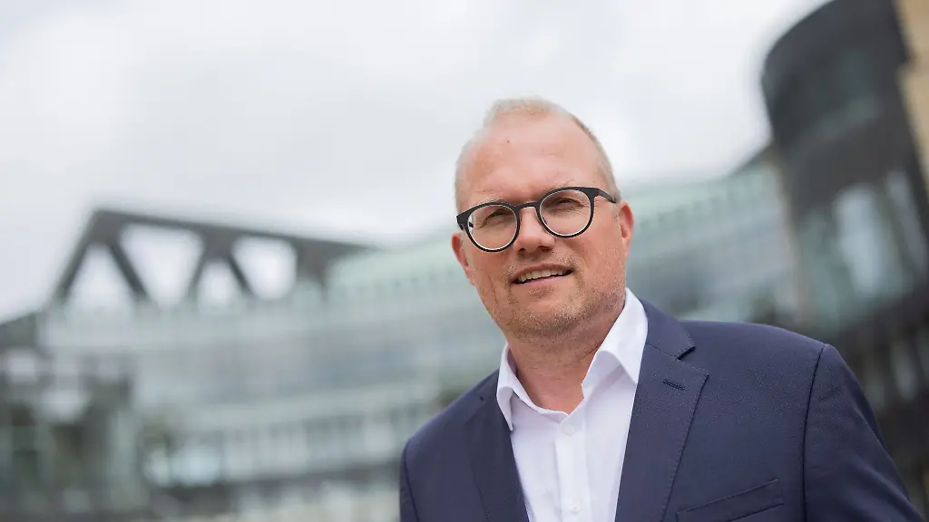 Jochen-Ott-SPD-Fraktionsvorsitzender-und-Oppositionsfuehrer-im-Duesseldorfer-Landtag-steht-im-Landtag