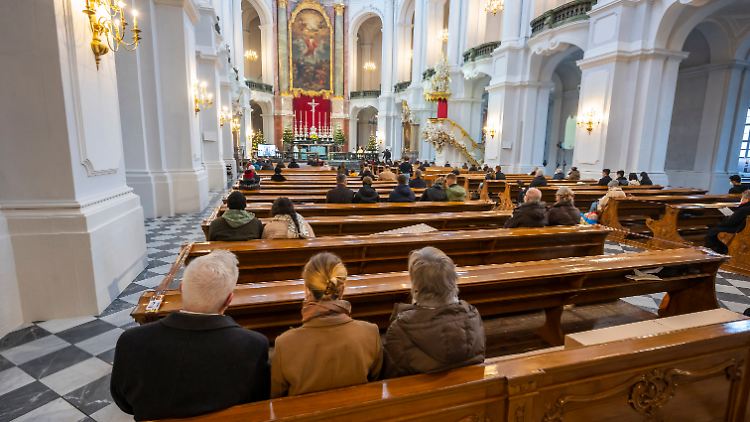 Vor der Bescherung in den Gottesdienst, das machen gar nicht mehr so viele Menschen in Deutschland.