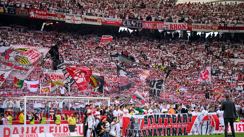 Die-Spieler-des-VfB-Stuttgart-bedanken-sich-nach-dem-Spiel-bei-den-Fans