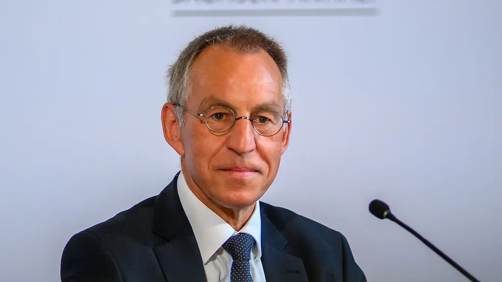 Jochen-Hollmann-Abteilungsleiter-Verfassungsschutz-im-Ministerium-fuer-Inneres-und-Sport-in-Sachsen-Anhalt-sitzt-in-der-Staatskanzlei-am-Podium-einer-Pressekonferenz