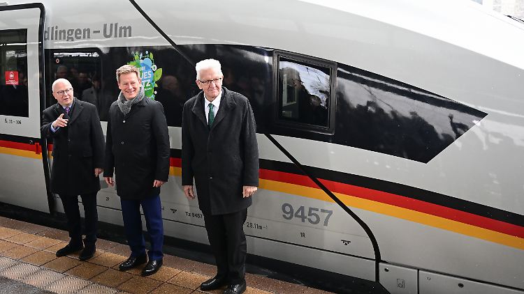 Michael Theurer, Parlamentarischer Staatssekretär beim Bundesminister für Digitales und Verkehr, Bahn-Vorstandschef Richard Lutz und Winfried Kretschmann, Ministerpräsident von Baden-Württemberg (v.l.).