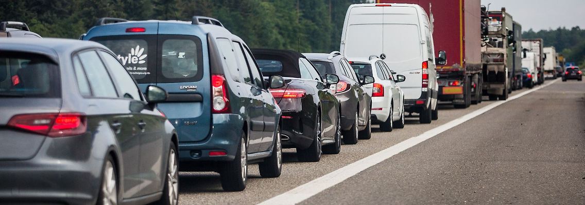 Autos stauen sich auf einer Autobahn.