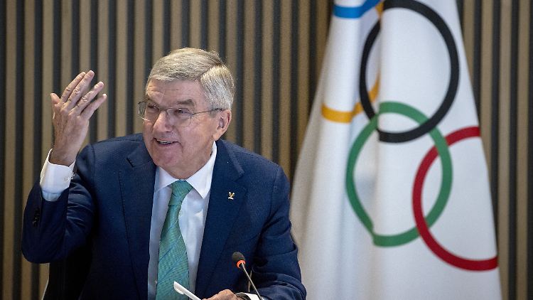 Thomas Bach erzählt gerne, dass Sport ja nichts mit Politik zu tun habe.