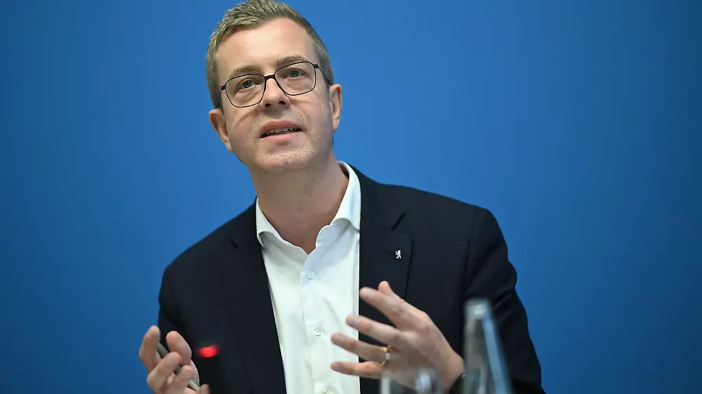 Stefan-Evers-CDU-Berliner-Senator-fuer-Finanzen-spricht-bei-der-Pressekonferenz-nach-der-Sitzung-des-Berliner-Senats-im-Roten-Rathaus