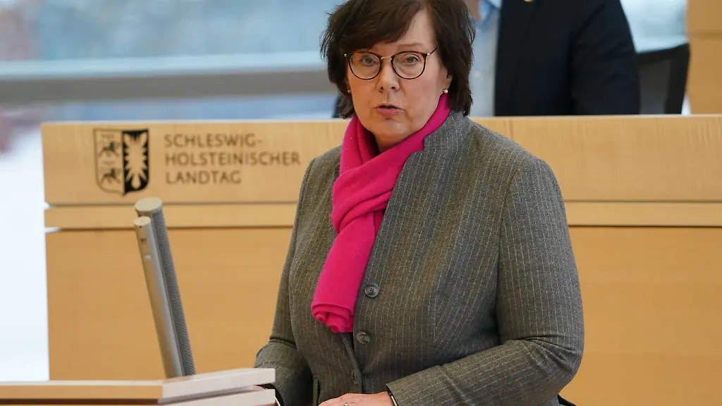 Sabine-Suetterlin-Waack-CDU-Ministerin-fuer-Inneres-Kommunales-Wohnen-und-Sport-spricht-waehrend-der-Landtagssitzung-im-Landeshaus